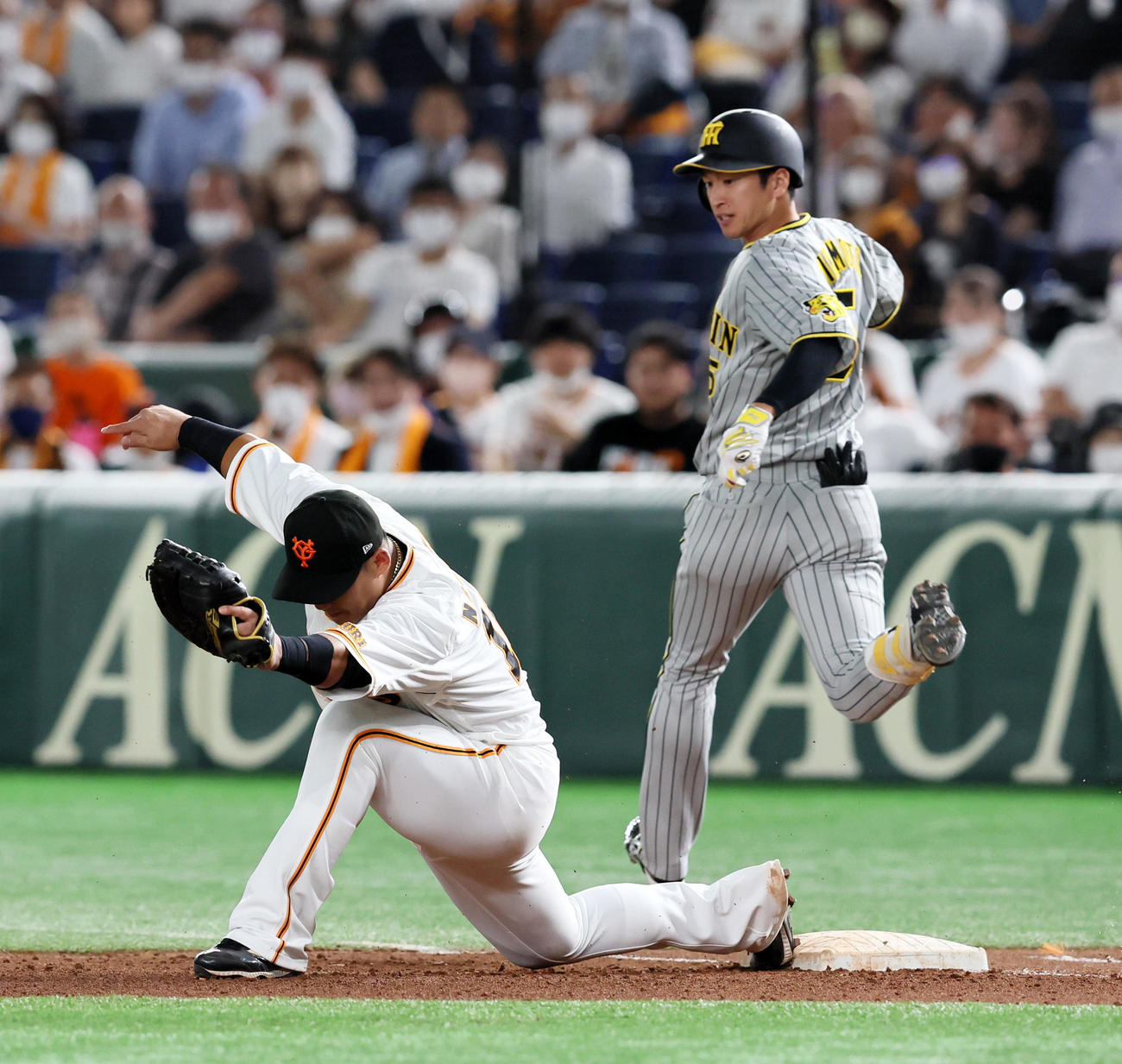 巨人対阪神　7回表阪神無死、近本は二ゴロに倒れる。一塁手は中田（撮影・加藤哉）