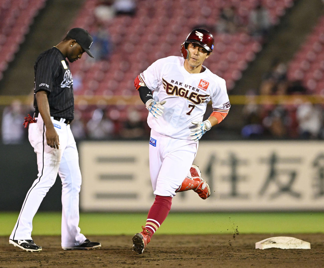 楽天対ロッテ　3回裏楽天2死二塁、右越え2点本塁打を放ちベースを回る鈴木大（右）（撮影・滝沢徹郎）