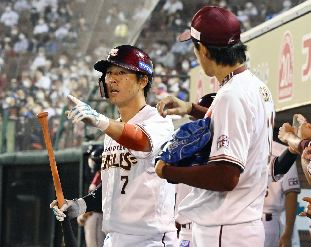 楽天対ロッテ　3回裏楽天2死二塁、右越え2点本塁打を放ち生還した鈴木大（左）は応援席を指さす。右は岸（撮影・滝沢徹郎）
