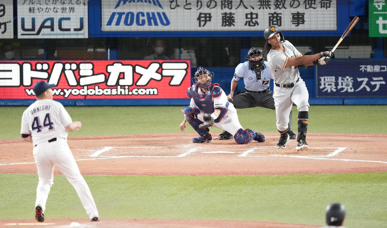 ヤクルト対巨人　7回表巨人2死二塁、左適時二塁打を放つウォーカー。投手大西（撮影・鈴木みどり）