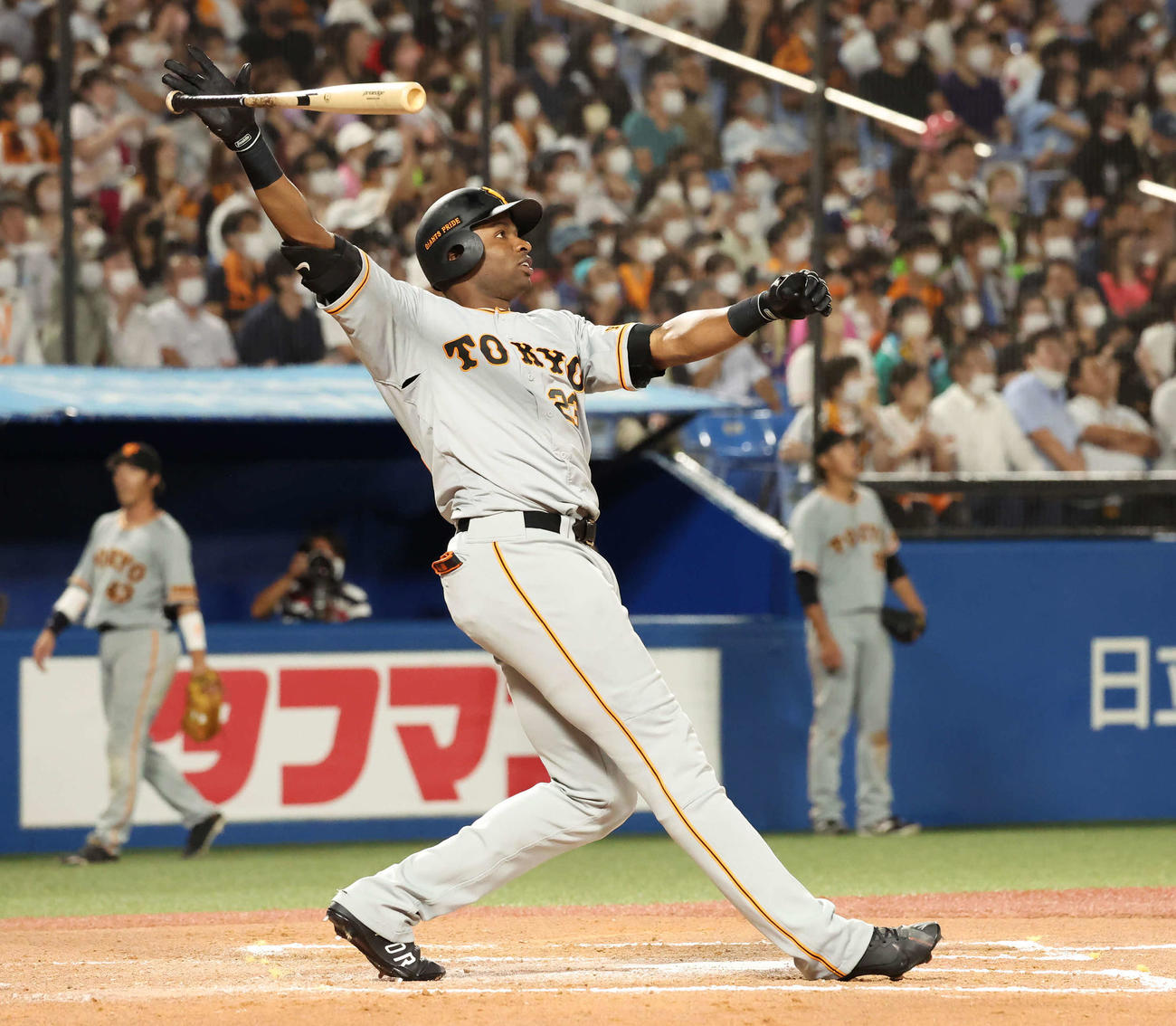 ヤクルト対巨人　7回表巨人2死二塁、ポランコは右越えにこの試合、2本目の本塁打を放つ（撮影・丹羽敏通）