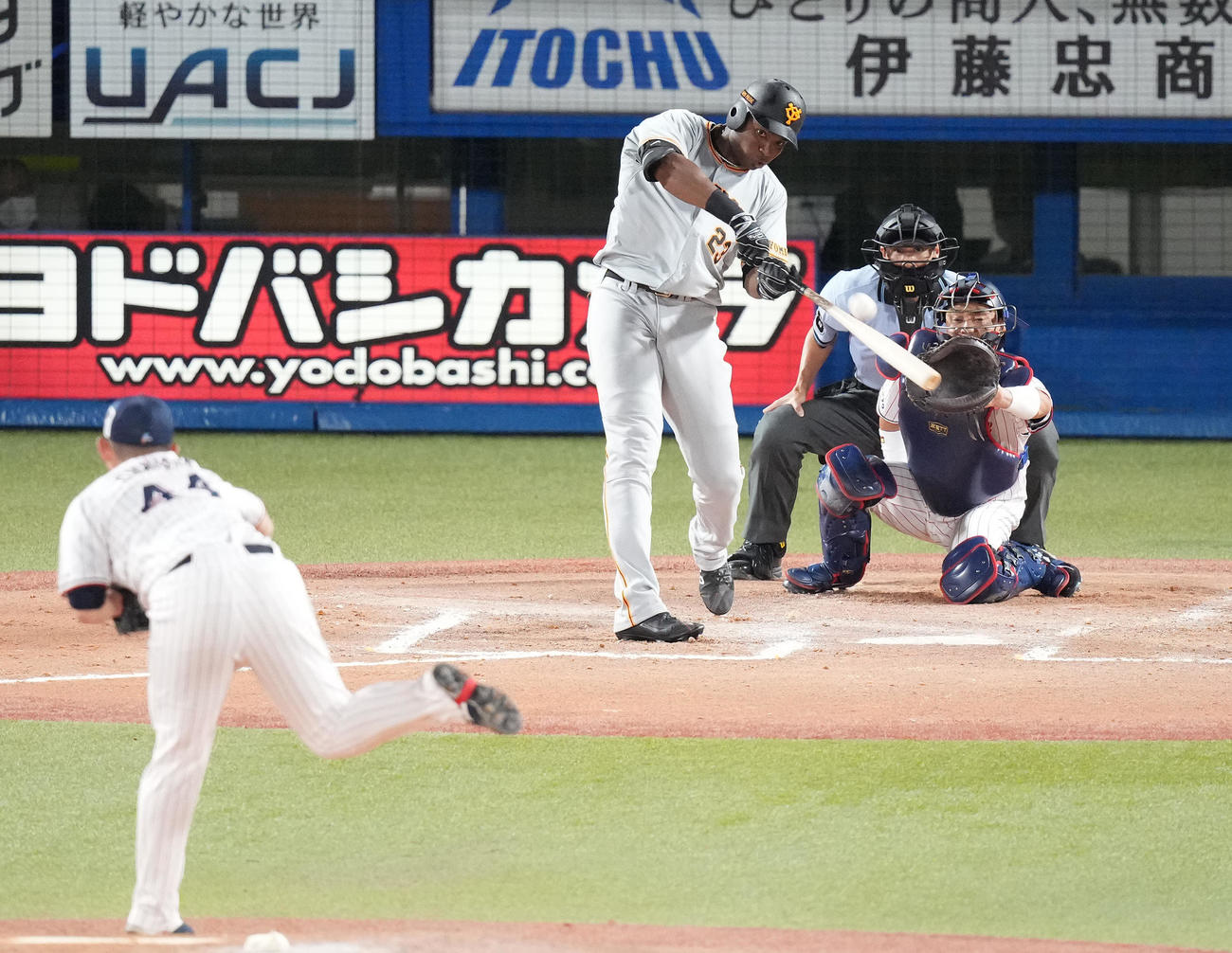 ヤクルト対巨人　7回表巨人2死二塁、右越え2点本塁打を放つポランコ。投手大西（撮影・鈴木みどり）
