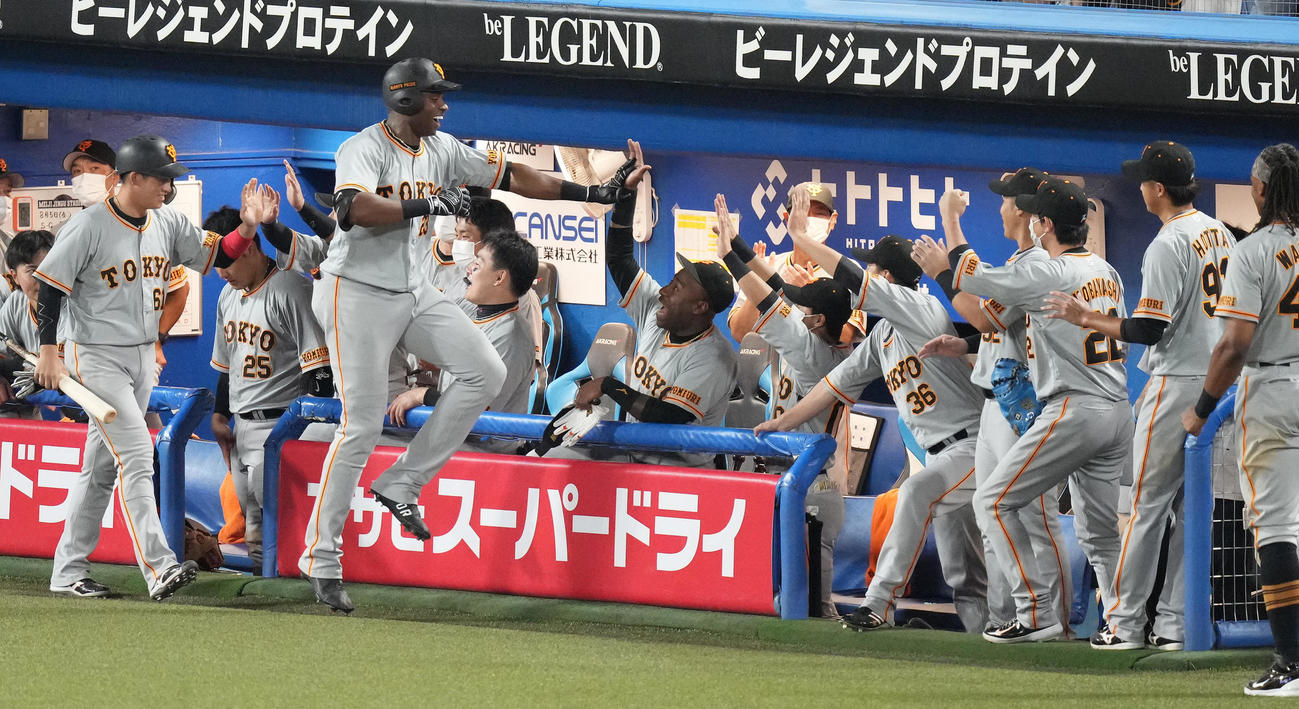ヤクルト対巨人　7回表巨人2死二塁、右越え2点本塁打を放ったポランコ（左）はナインと笑顔でハイタッチ（撮影・鈴木みどり）