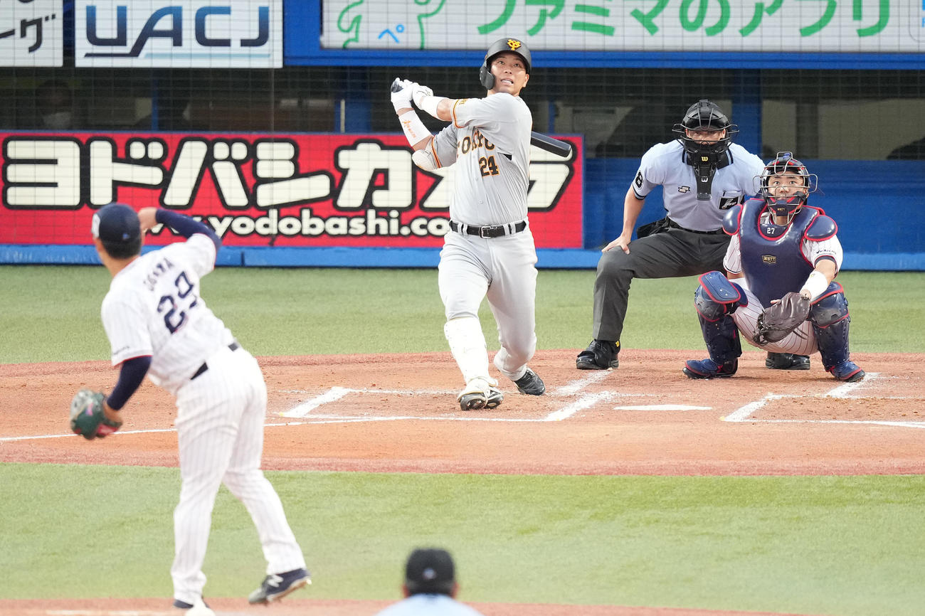ヤクルト対巨人　2回表巨人2死一塁、左中間に先制の2点本塁打を放つ大城。投手小川（撮影・鈴木みどり）