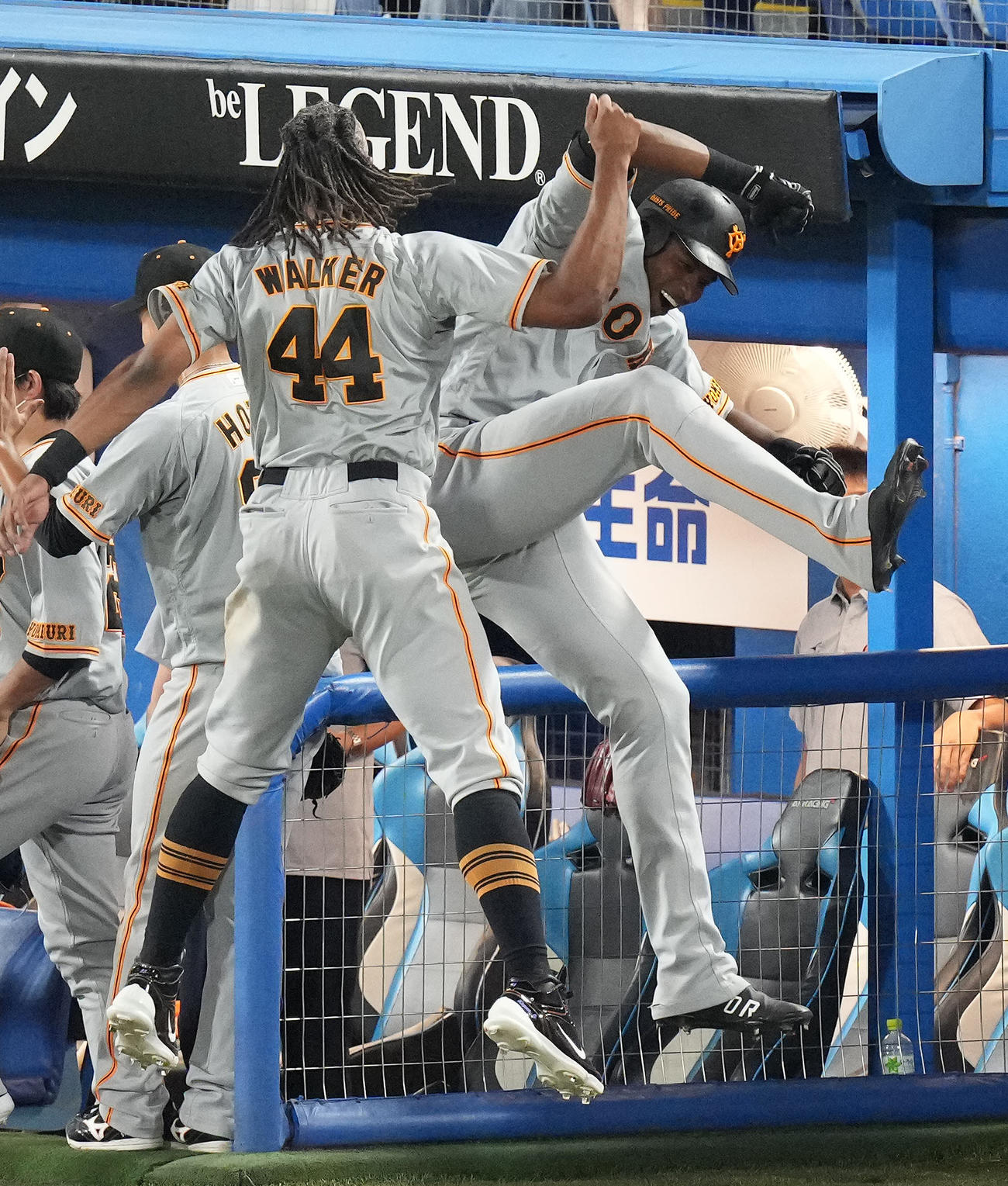 ヤクルト対巨人　7回表巨人2死二塁、右越え2点本塁打を放ったポランコ（右）はウォーカーと笑顔でハイタッチ（撮影・鈴木みどり）