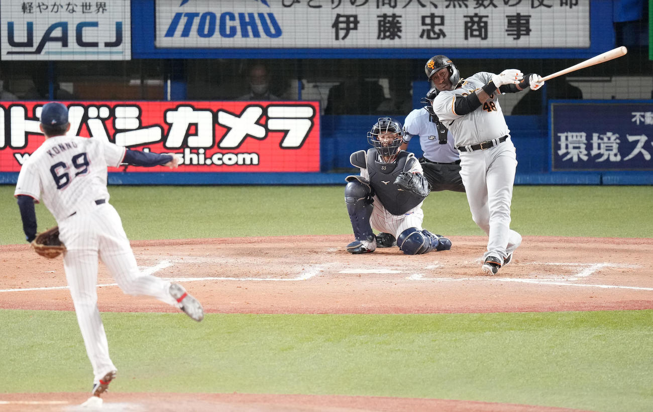 ヤクルト対巨人　9回表巨人無死、左越えソロ本塁打を放つウィーラー。投手今野（撮影・鈴木みどり）