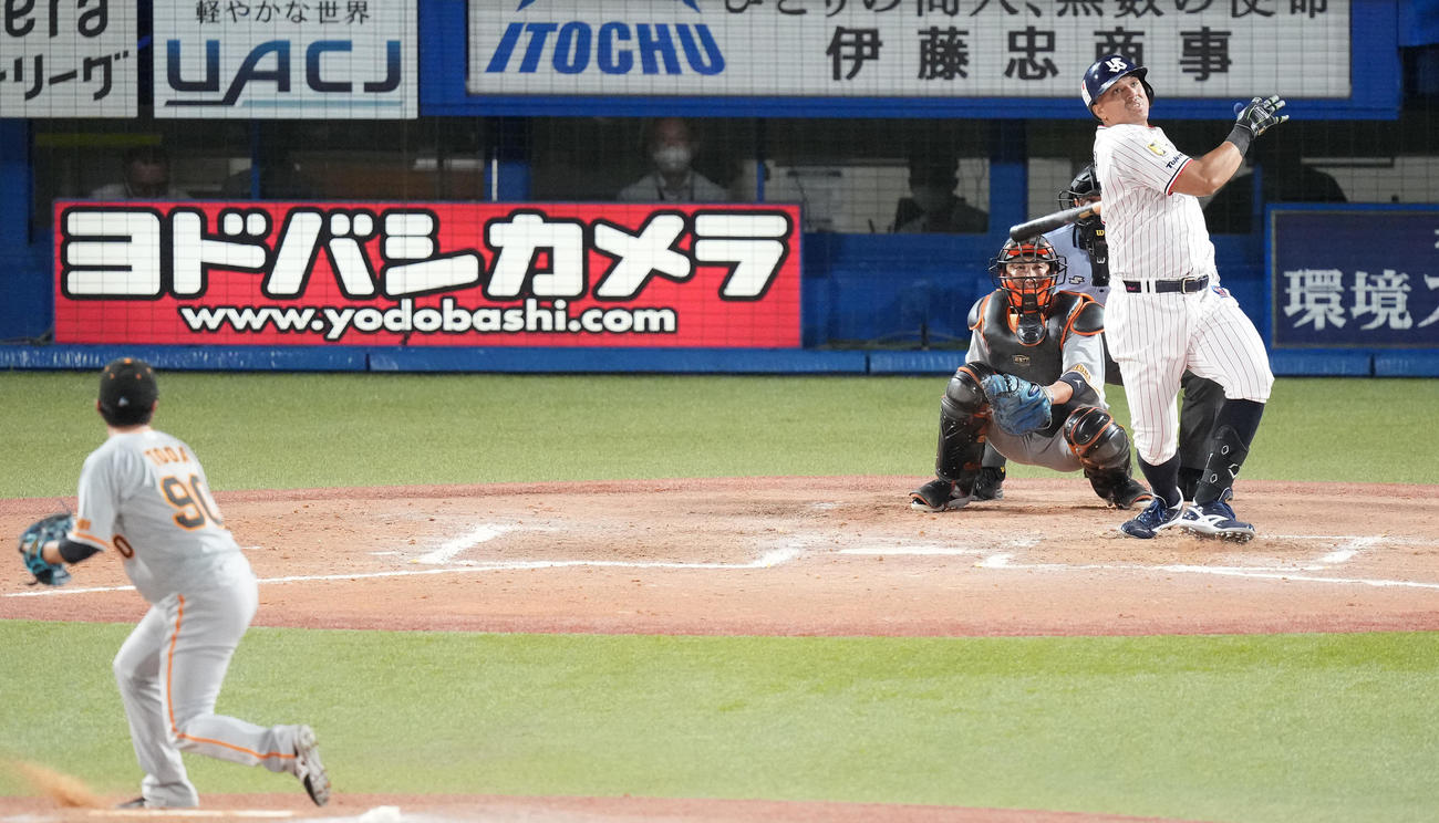 ヤクルト対巨人　9回裏ヤクルト1死満塁、左越え満塁本塁打を放つオスナ。投手戸田（撮影・鈴木みどり）