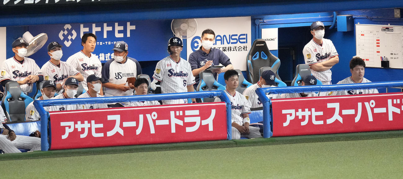 ヤクルト対巨人　巨人に敗れぼうぜんとするヤクルトベンチ。右奥は高津監督（撮影・鈴木みどり）