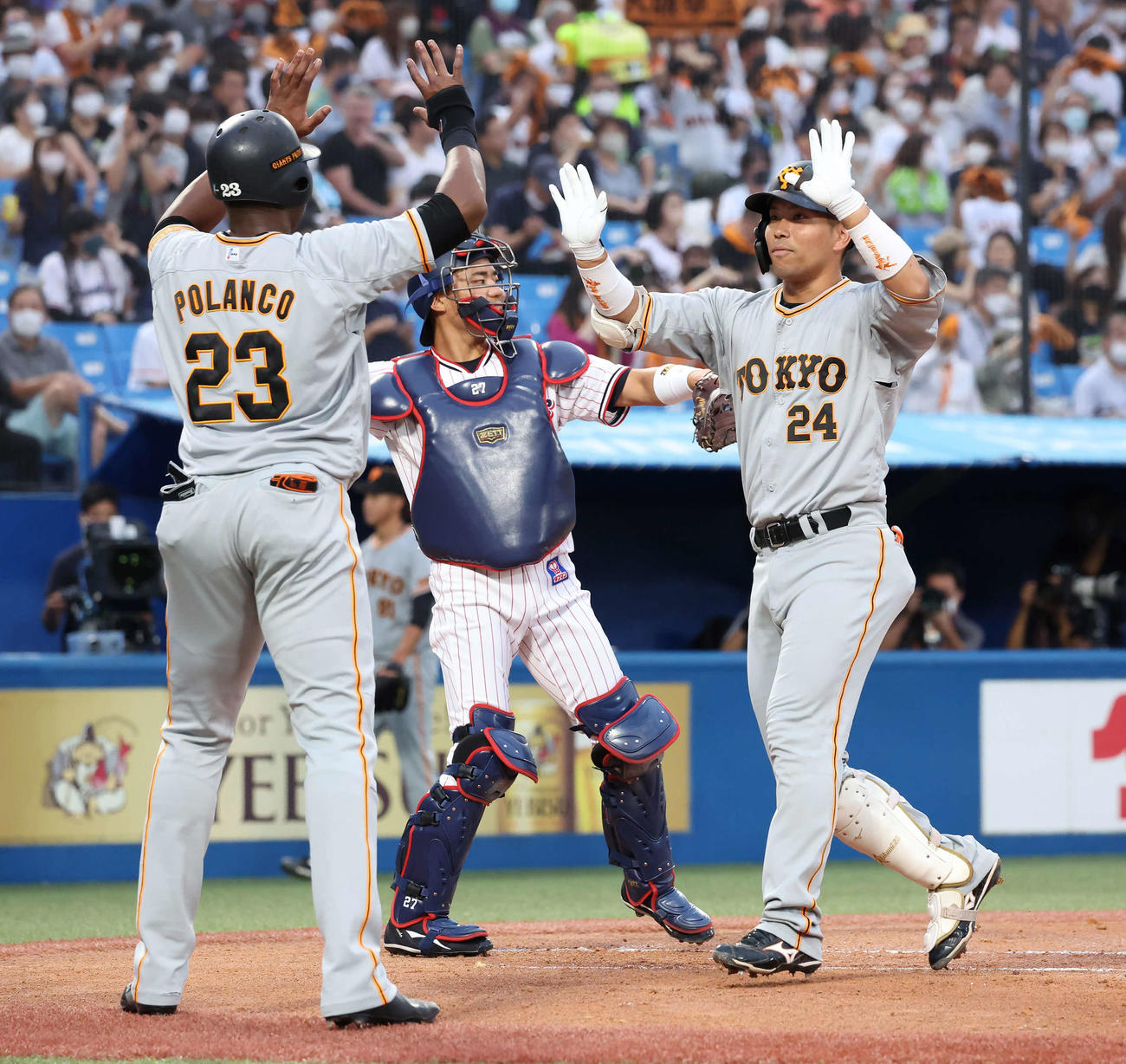 ヤクルト対巨人　2回表巨人2死一塁、大城は左中間に先制の2点本塁打を放って生還する（撮影・丹羽敏通）