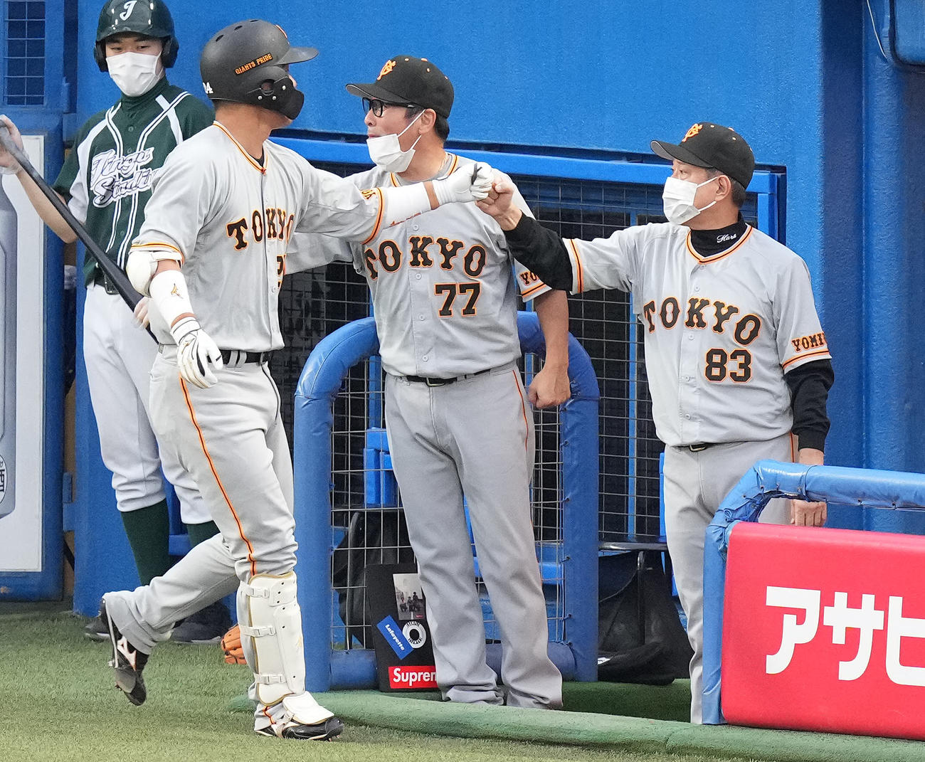 ヤクルト対巨人　2回表巨人2死一塁、左中間に先制の2点本塁打を放った大城（左手前）を迎える原監督（右）（撮影・鈴木みどり）