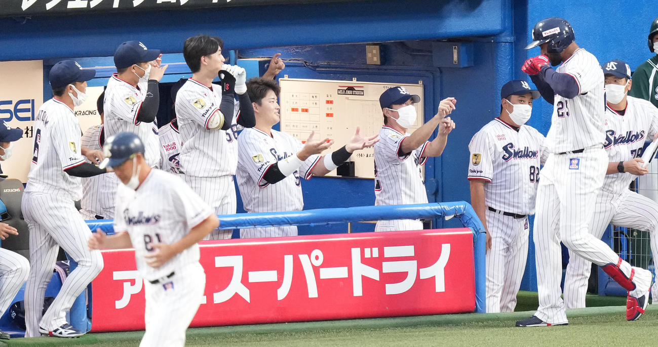 ヤクルト対巨人　2回裏ヤクルト1死、中越えソロ本塁打を放ったサンタナ（右手前）を迎える高津監督（中央右）、村上（同左）ら（撮影・鈴木みどり）