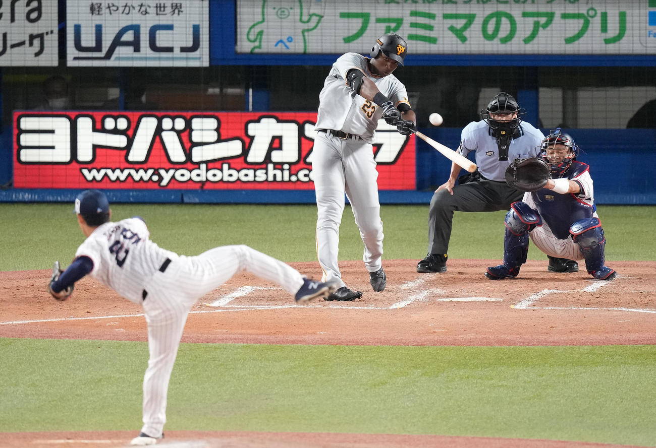 ヤクルト対巨人　4回表巨人2死、右越えソロ本塁打を放つポランコ。投手小川（撮影・鈴木みどり）
