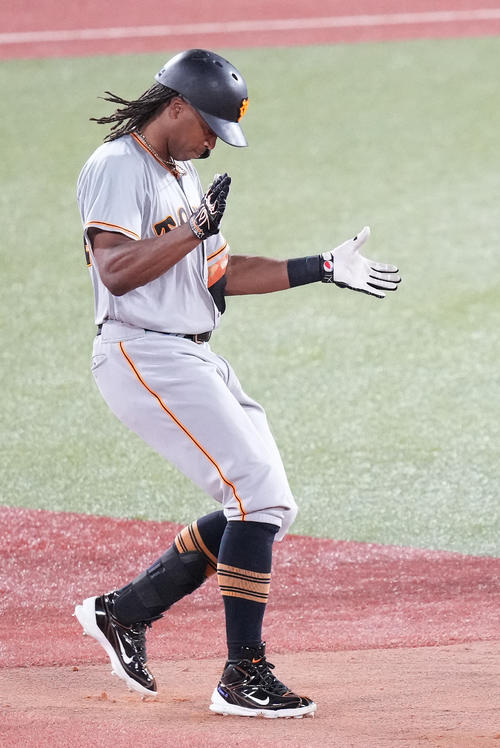 ヤクルト対巨人 7回表巨人2死二塁、左適時二塁打を放ち手をたたくウォーカー(撮影・鈴木みどり)