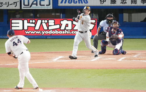 ヤクルト対巨人 7回表巨人2死二塁、左前適時打を放つ丸。投手大西(撮影・鈴木みどり)
