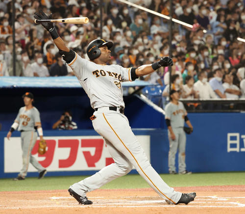 ヤクルト対巨人 7回表巨人2死二塁、ポランコは右越えにこの試合、2本目の本塁打を放つ(撮影・丹羽敏通)