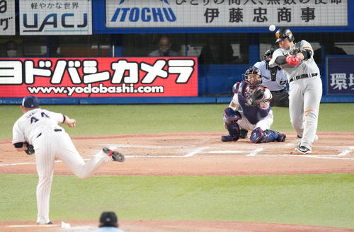 ヤクルト対巨人 7回表巨人2死一塁、左適時二塁打を放つ岡本和。投手大西(撮影・鈴木みどり)