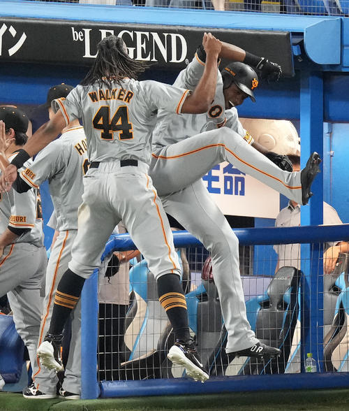 ヤクルト対巨人 7回表巨人2死二塁、右越え2点本塁打を放ったポランコ(右)はウォーカーと笑顔でハイタッチ(撮影・鈴木みどり)