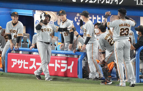 巨人一発攻勢で連勝 ヤクルトはつば九郎の主催00試合出場を白星で飾れず ライブ詳細 プロ野球ライブ速報 日刊スポーツ 巨人一発攻勢で連勝 ヤクルトはつば九郎の主催00試合出場を白星で飾れず ライブ詳細 プロ野球ライブ速報 日刊スポーツ