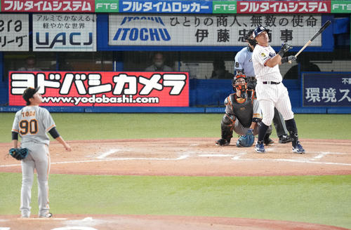 ヤクルト対巨人 9回裏ヤクルト1死満塁、左越え満塁本塁打を放つオスナ。投手戸田(撮影・鈴木みどり)