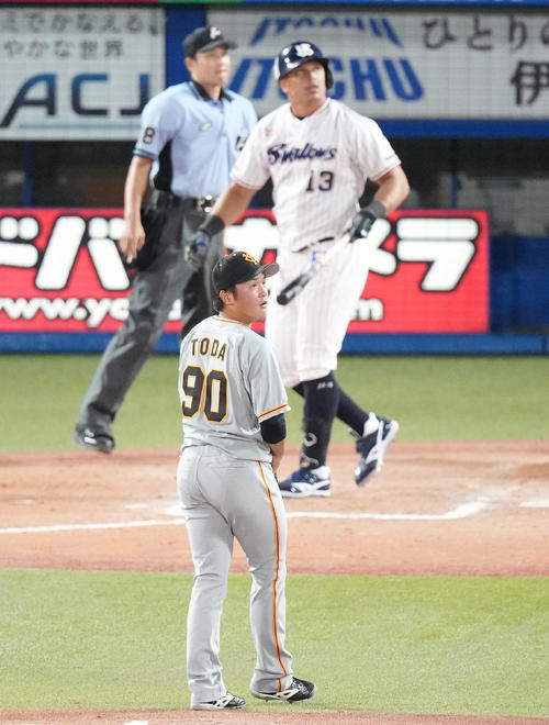 ヤクルト対巨人 9回裏ヤクルト1死満塁、オスナに左越え満塁本塁打を浴びる戸田(撮影・鈴木みどり)