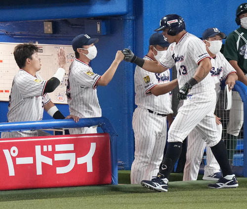 ヤクルト対巨人 9回裏ヤクルト1死満塁、左越え満塁本塁打を放ったオスナ(右手前)を迎える高津監督(左から2人目)(撮影・鈴木みどり)