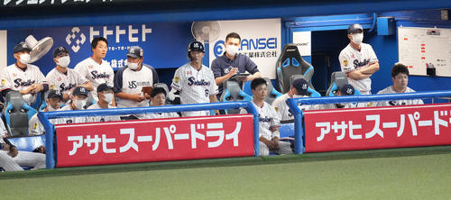 ヤクルト対巨人 巨人に敗れぼうぜんとするヤクルトベンチ。右奥は高津監督(撮影・鈴木みどり)