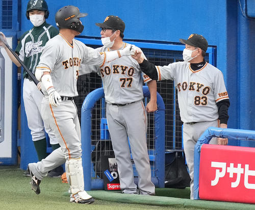 ヤクルト対巨人 2回表巨人2死一塁、左中間に先制の2点本塁打を放った大城(左手前)を迎える原監督(右)(撮影・鈴木みどり)
