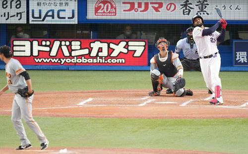 ヤクルト対巨人 2回裏ヤクルト1死、中越えソロ本塁打を放つサンタナ。投手堀田(撮影・鈴木みどり)