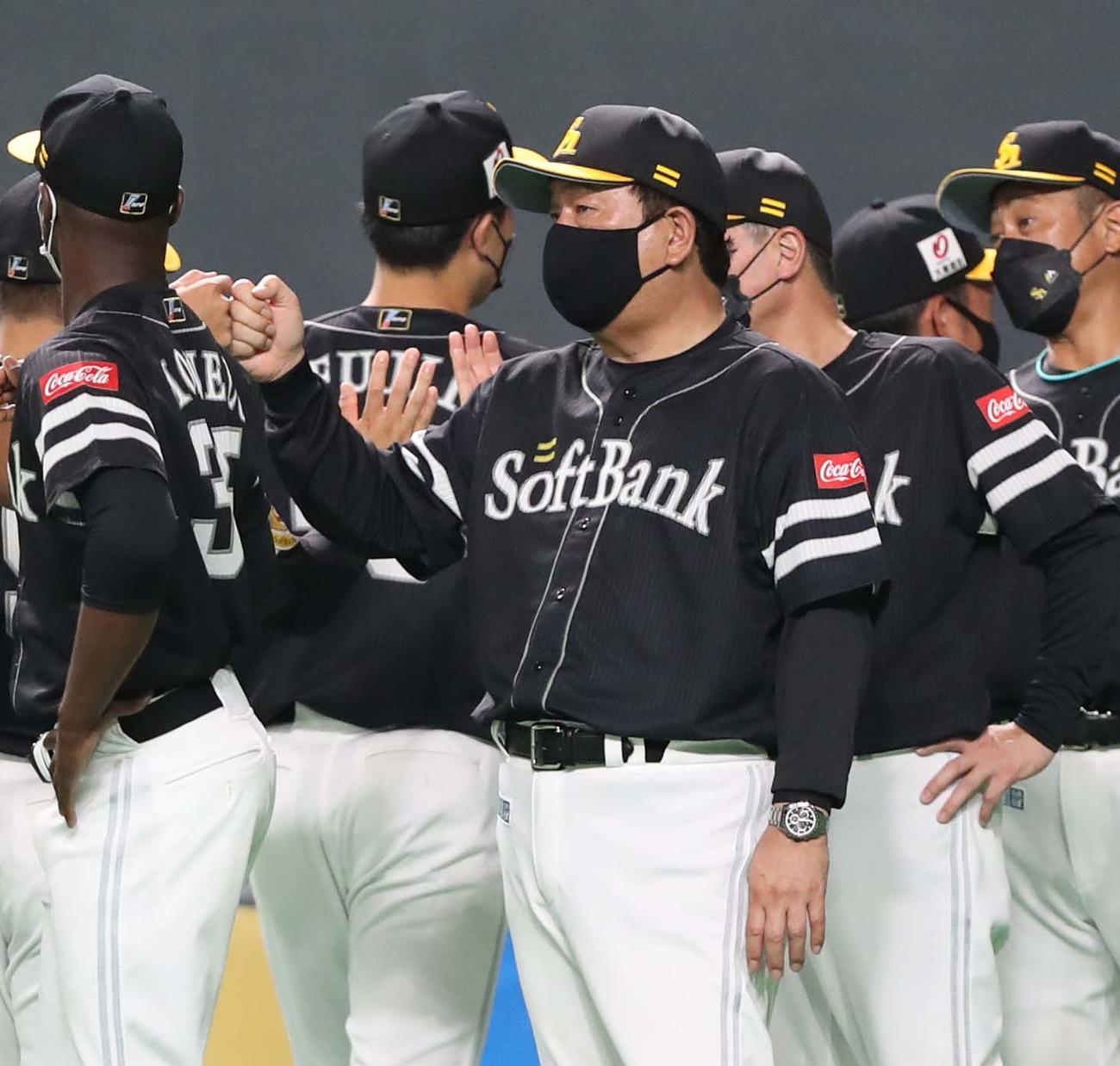 日本ハム対ソフトバンク　試合後、ナインを出迎える藤本監督（撮影・黒川智章）