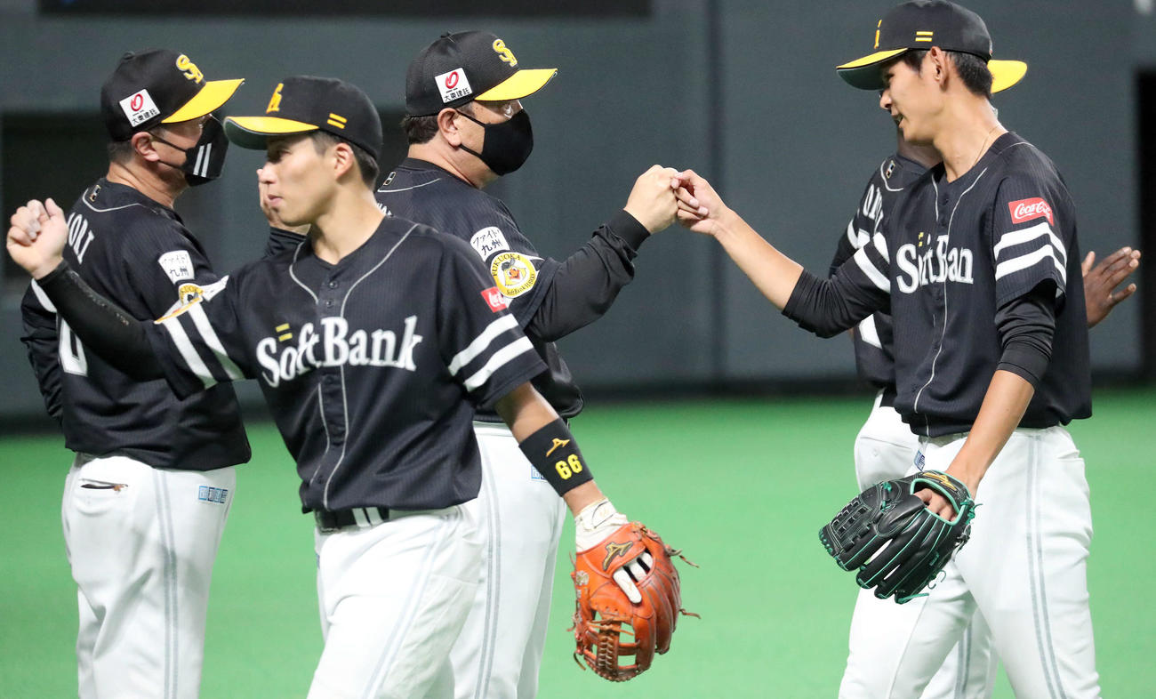 日本ハム対ソフトバンク　引き分けに終わり藤本監督（中央）は泉を出迎える（撮影・佐藤翔太）