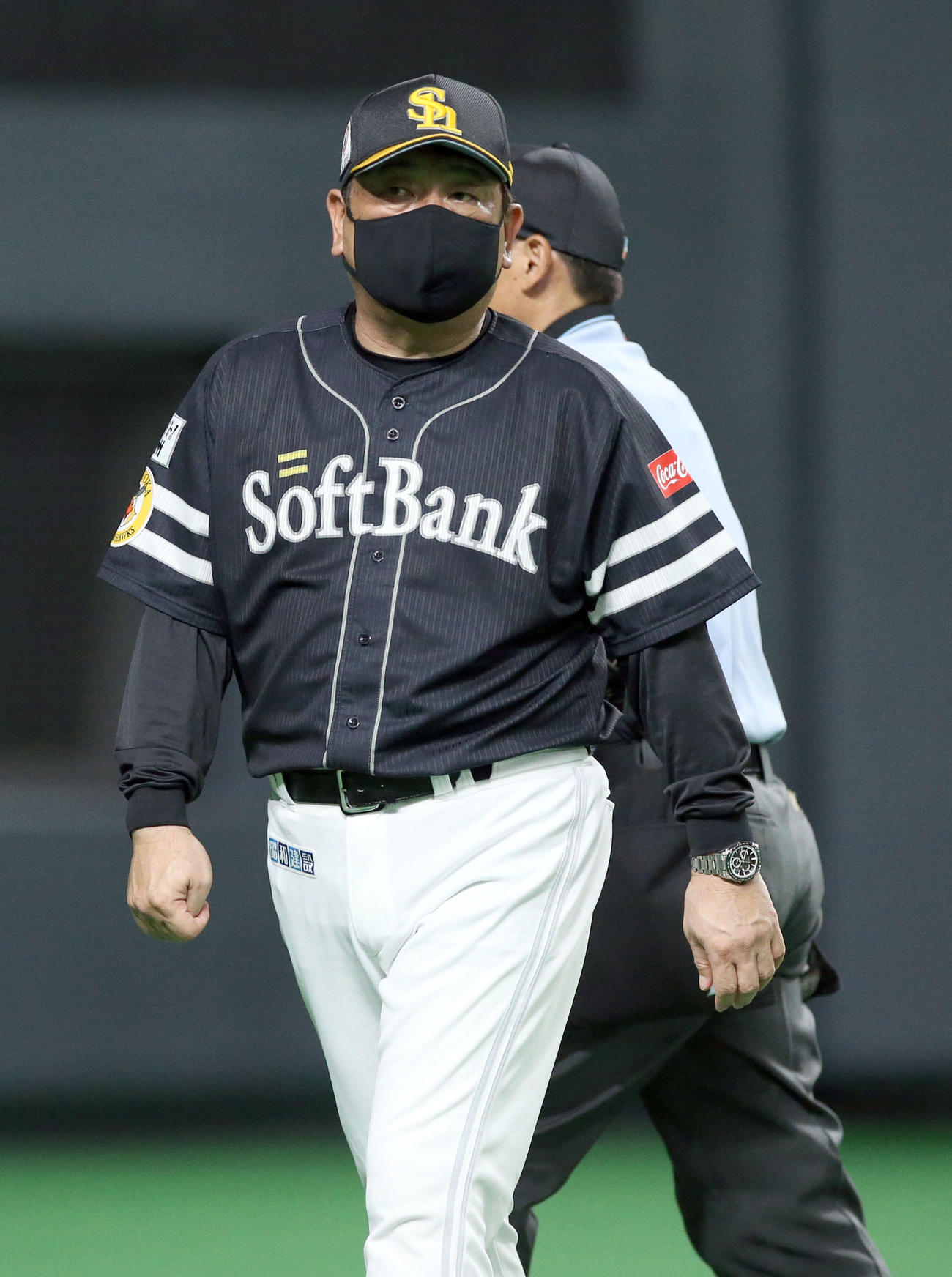 日本ハム対ソフトバンク　選手交代を告げる藤本監督（撮影・佐藤翔太）
