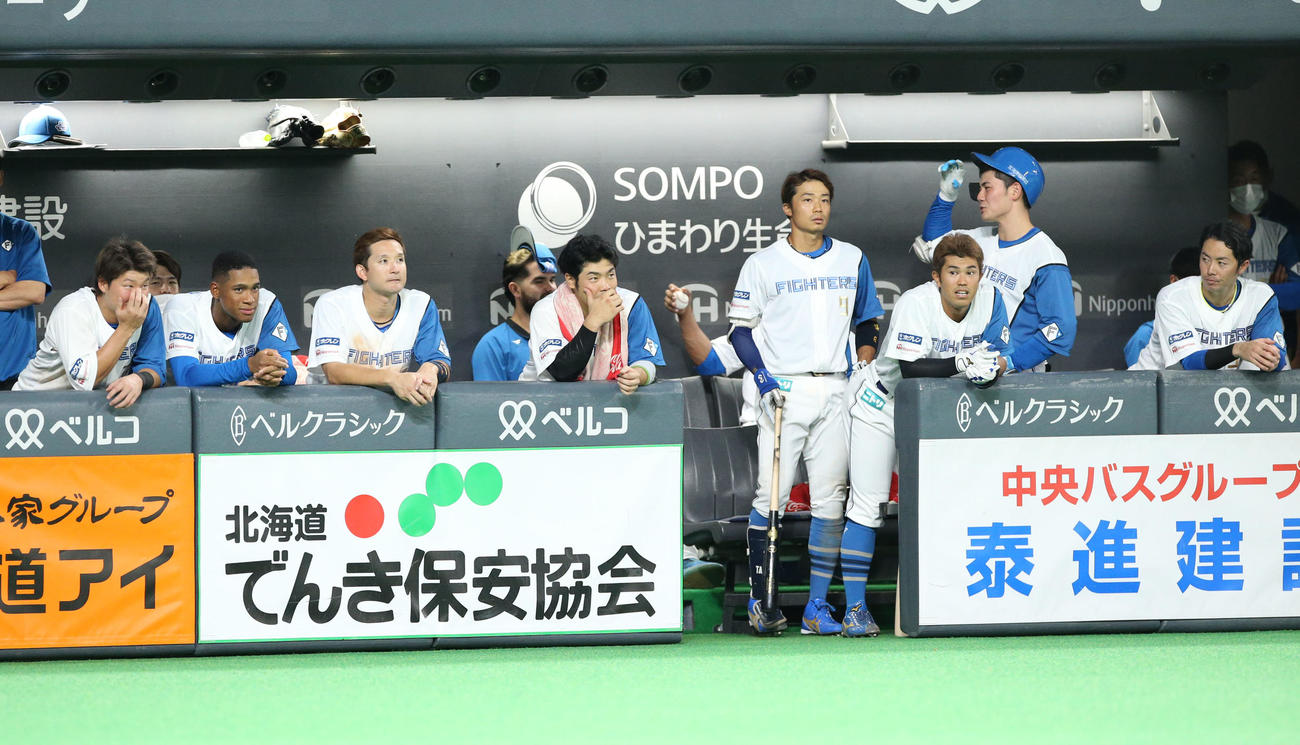 日本ハム対ソフトバンク　がっかりした様子の万波（左から2人目）ら選手たち（撮影・佐藤翔太）