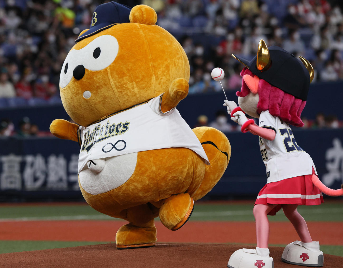 オリックス対ソフトバンク　始球式するバファローズ☆ポンタ（2022年7月23日撮影）