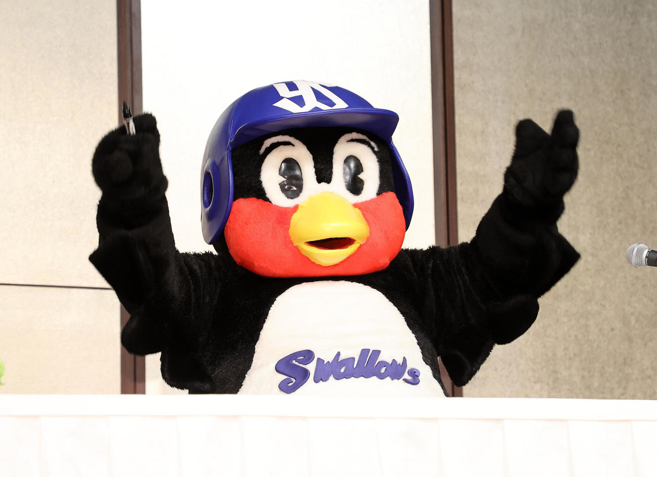 「つば九郎主催2000試合出場公式記者会見」に臨むつば九郎（撮影・鈴木正人）