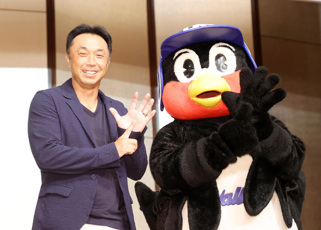 サプライズゲストの宮本慎也氏（左）と写真に納まるつば九郎（撮影・鈴木正人）