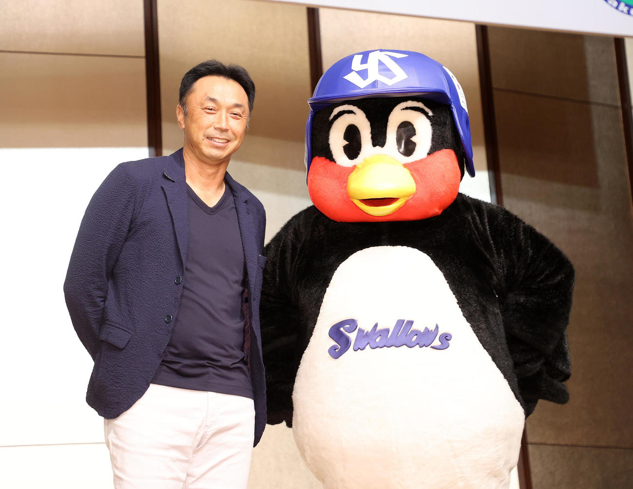 サプライズゲストの宮本慎也氏（左）と写真に納まるつば九郎（撮影・鈴木正人）