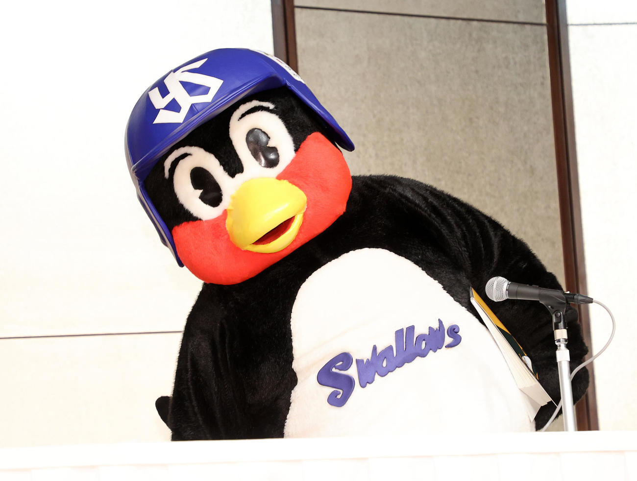 「つば九郎主催2000試合出場公式記者会見」に臨むつば九郎（撮影・鈴木正人）