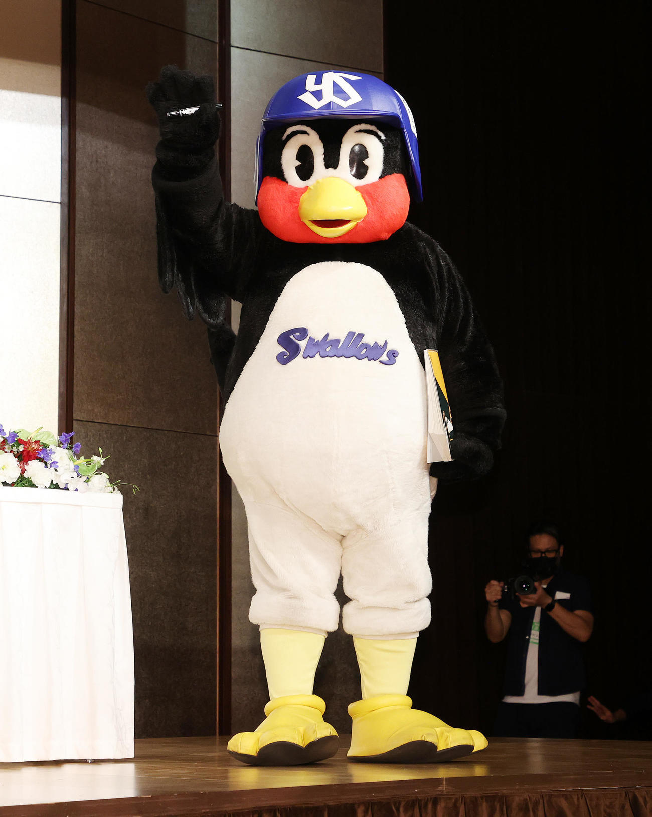 「つば九郎主催2000試合出場公式記者会見」に登壇するつば九郎（撮影・鈴木正人）