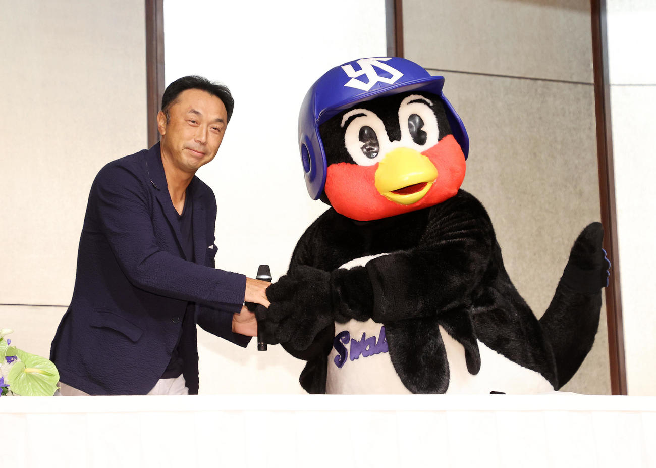 サプライズゲストの宮本慎也氏（左）と握手するつば九郎（撮影・鈴木正人）