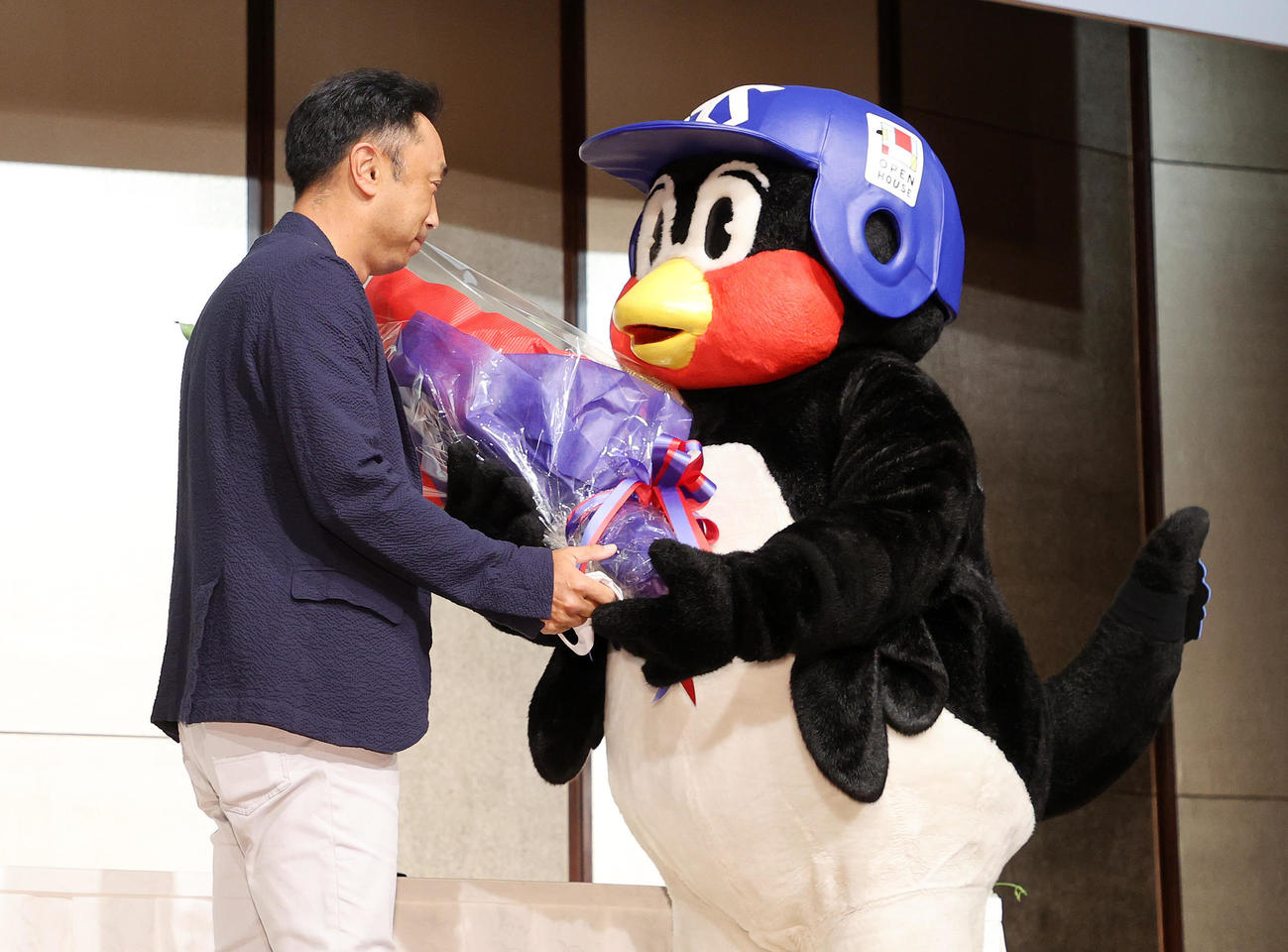 サプライズゲストの宮本慎也氏（左）から花束を受け取るつば九郎（撮影・鈴木正人）