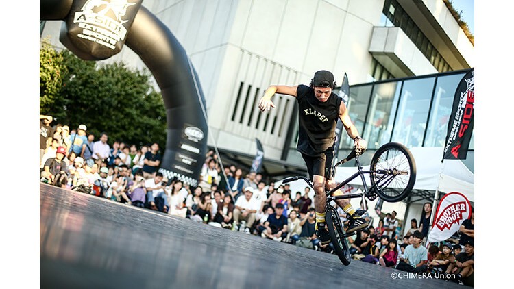 8月12日からのロッテ－日本ハム3連戦（ZOZOマリン）の球場外で、自転車競技「BMXフリースタイル・フラットランド」の選手たちがパフォーマンスを行う（写真は球団提供）