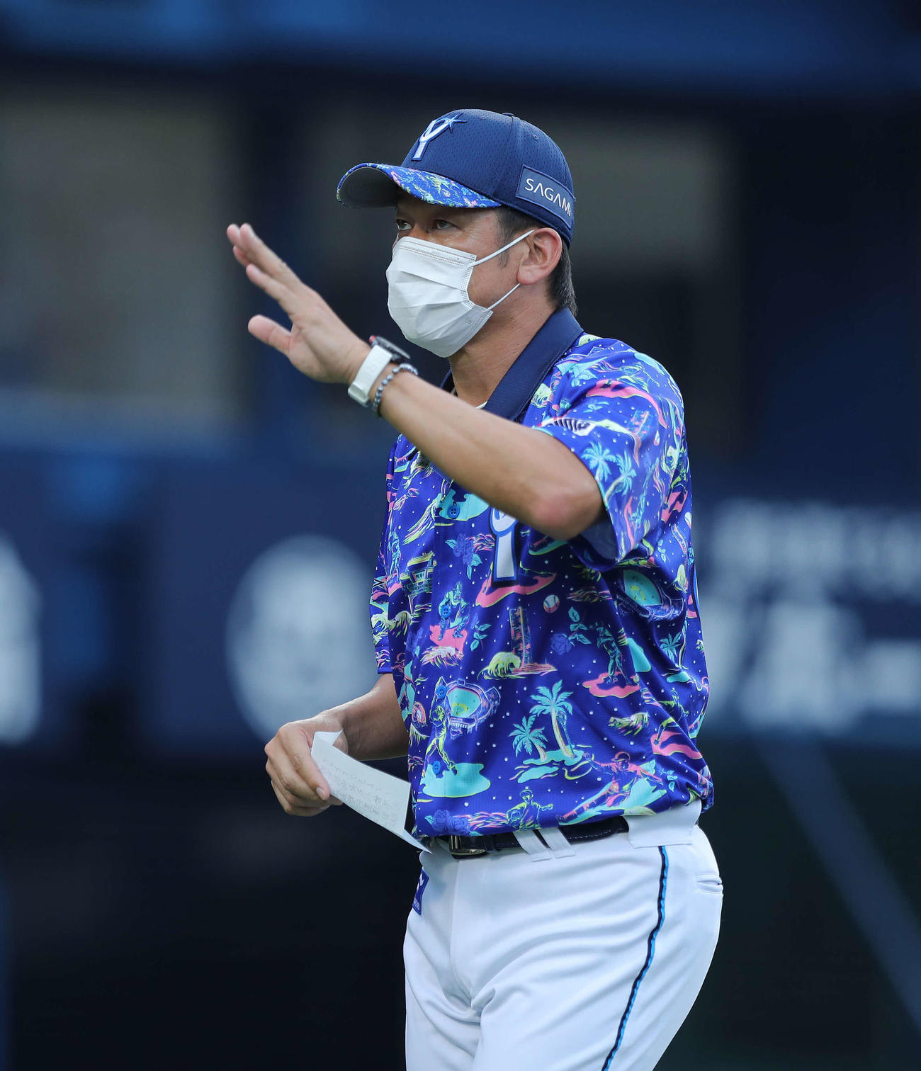 試合開始前、メンバー表交換するDeNA三浦監督（2022年8月3日）