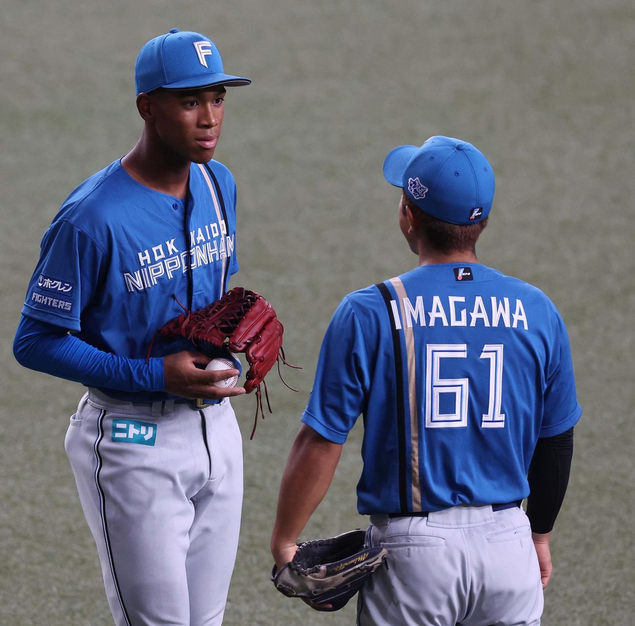 オリックス対日本ハム　1回裏オリックス1死、万波（左）は福田の左飛を捕球した後、今川と見つめ合う（撮影・上田博志）