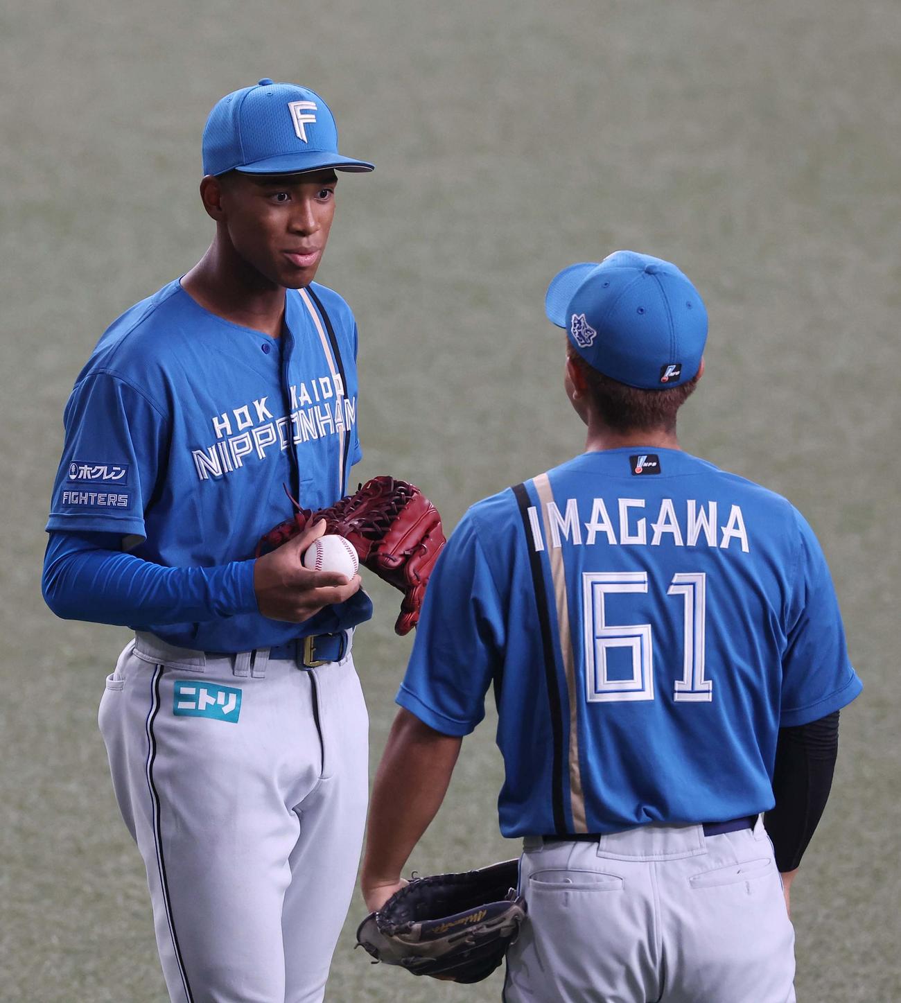 オリックス対日本ハム　1回裏オリックス1死、万波（左）は福田の左飛を捕球した後、今川と見つめ合う（撮影・上田博志）