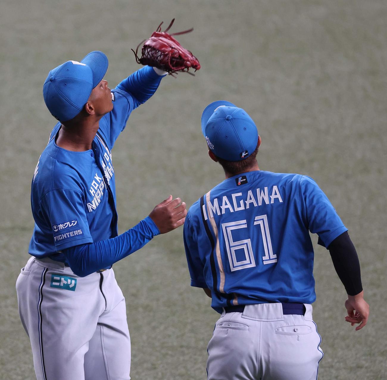 オリックス対日本ハム　1回裏オリックス1死、福田の左飛を捕球する万波。右は今川（撮影・上田博志）