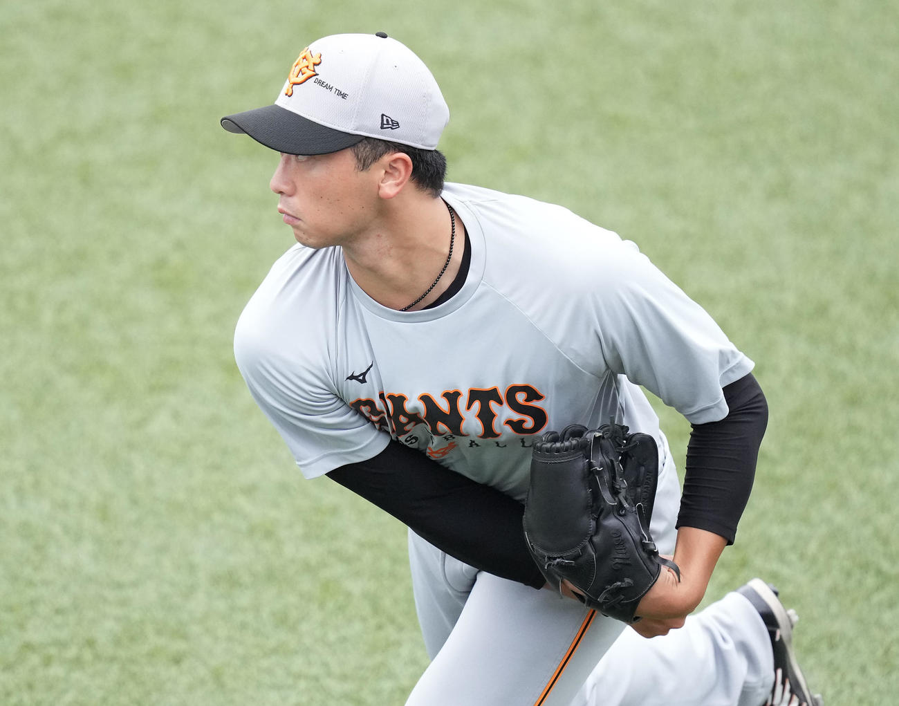 ヤクルト対巨人　試合前練習でキャッチボールする巨人直江（撮影・鈴木みどり）