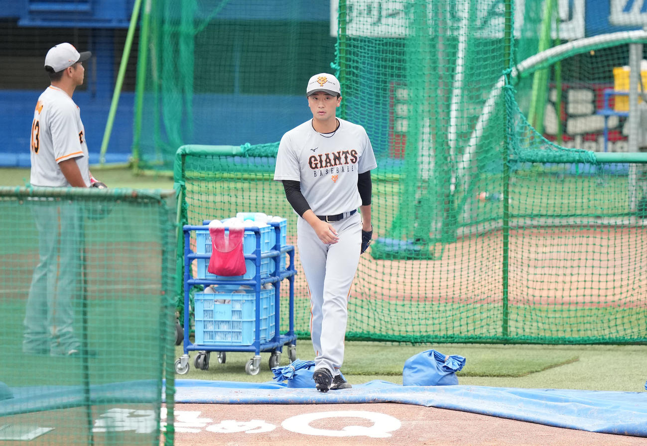 ヤクルト対巨人　試合前練習でマウンドの状態を確認する巨人直江（撮影・鈴木みどり）