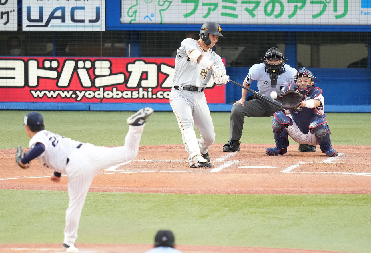 ヤクルト対巨人　2回表巨人2死一塁、左中間に先制の2点本塁打を放つ大城。投手小川（撮影・鈴木みどり）