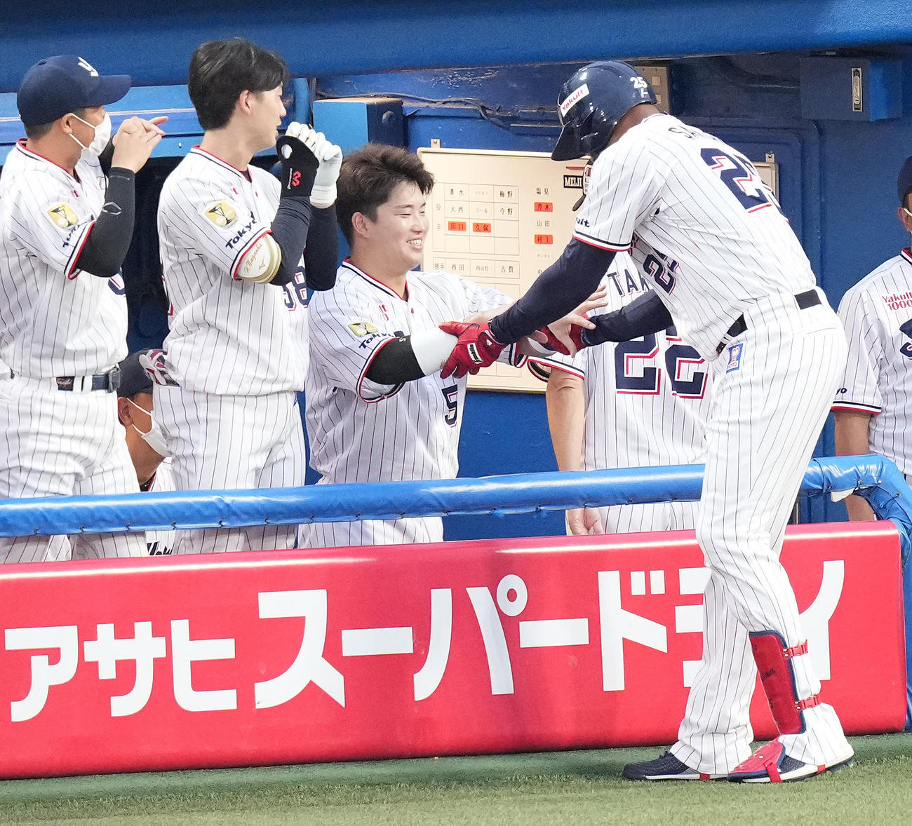 ヤクルト対巨人　2回裏ヤクルト1死、中越えソロ本塁打を放ったサンタナ（右）を迎える村上（中央）らナイン（撮影・鈴木みどり）