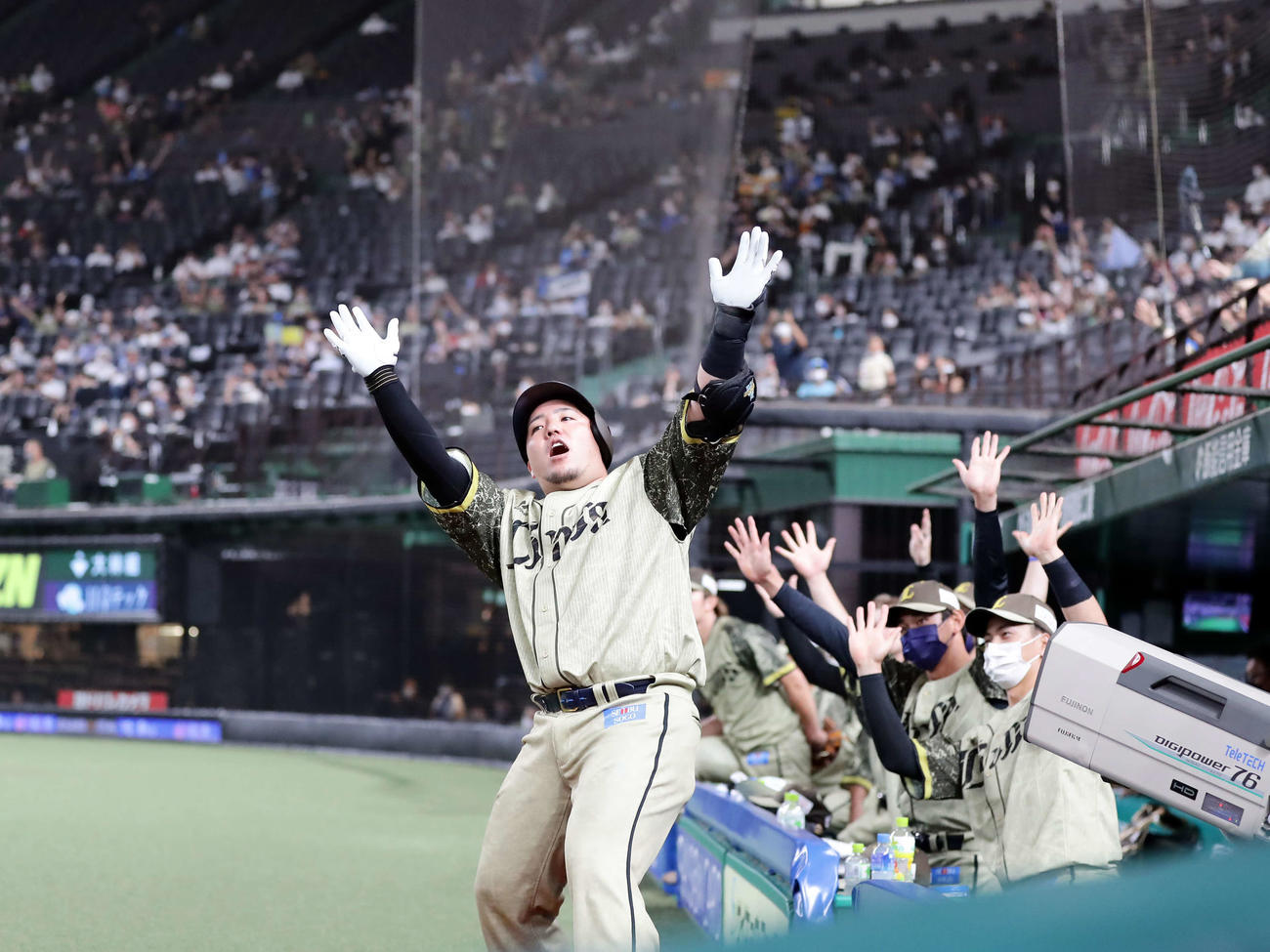 西武対ロッテ　4回裏西武2死、山川は31号ソロ本塁打で本拠地100号本塁打とし、どすこいポーズ（撮影・浅見桂子）